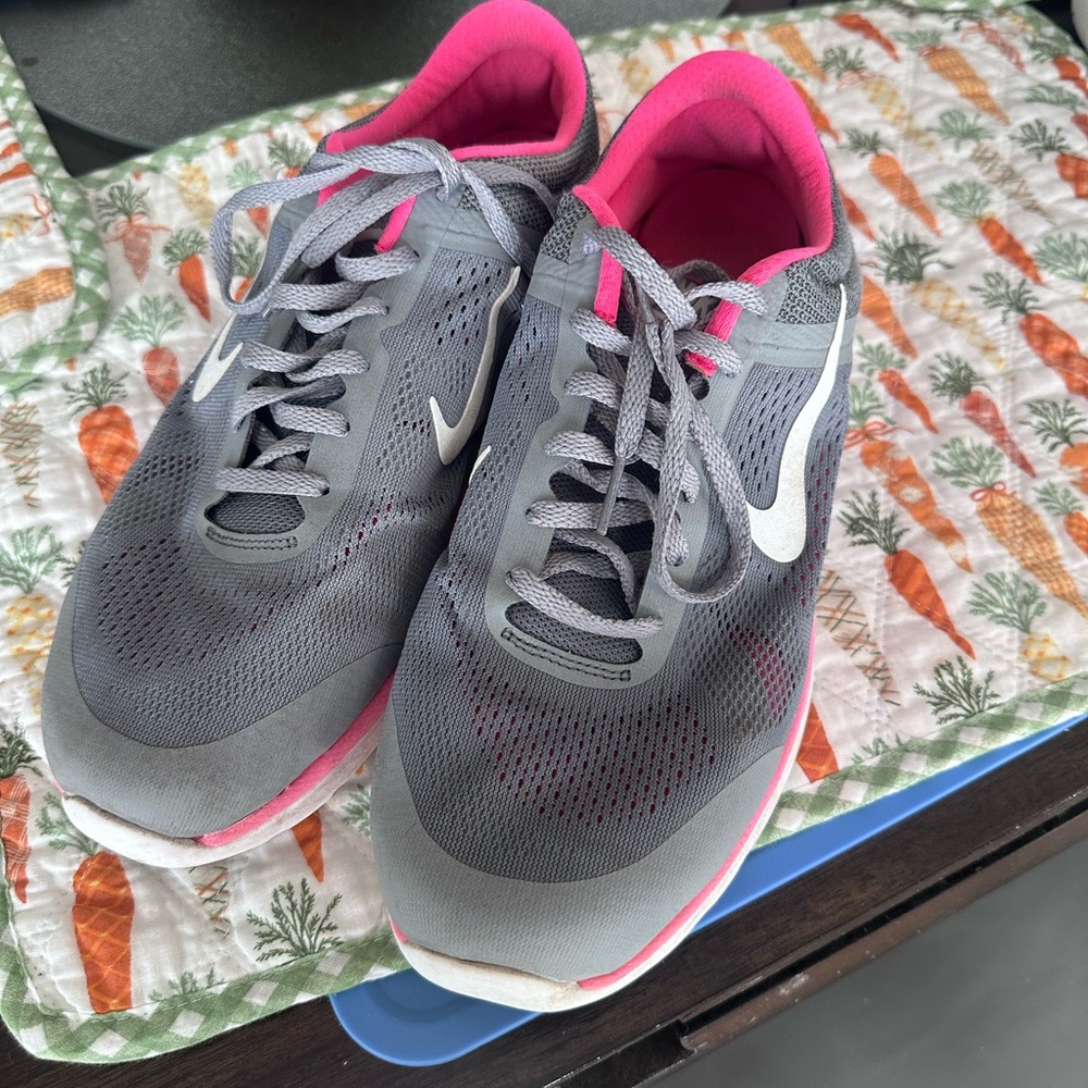 Nike Women's Gray and Pink Athletic Running Shoes
